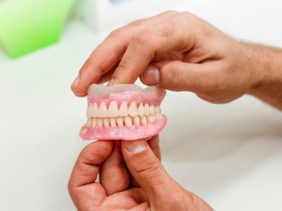 The artificial teeth of full mouth in the dental office